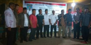 Unsur Pimpinan Kecamatan Long Ikis bersama calon kades Muara Adang, berpose usai acara penyampaian visi misi di Balai Desa, Kamis (24/11)